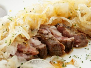 くさみがないラム肉の味わい『生ラムレアステーキ』