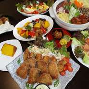 お料理鍋付き5品2000円～デザート付き7品2500円
さらに、飲み放題はノンアルコール2時間980円～プレミアムビール2時間1800円、レディース3時間1500円まで、豊富に組み合わせ可能。詳しくはお問い合わせください！