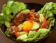 マグロとアボカドのユッケ丼