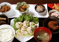 （小鉢5品・メイン・ご飯・汁物のセット）