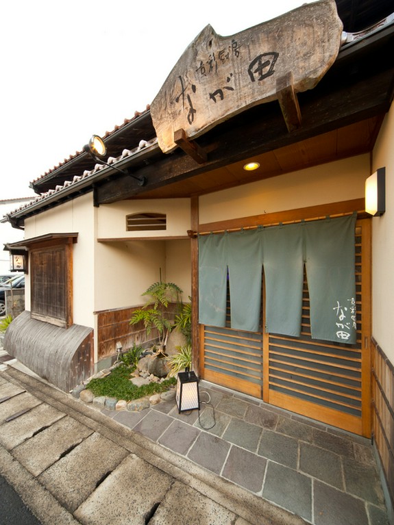 「くすのき広場」の真向かいに店はあります