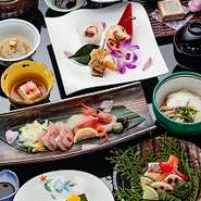 めでたい門出や送別会に、当店自慢の蓮料理と季節料理の
会席が人気です。特に蓮料理で使われるれんこんは
昔からおせち料理など「見通しがよい」など縁起の良い食材として使われます。