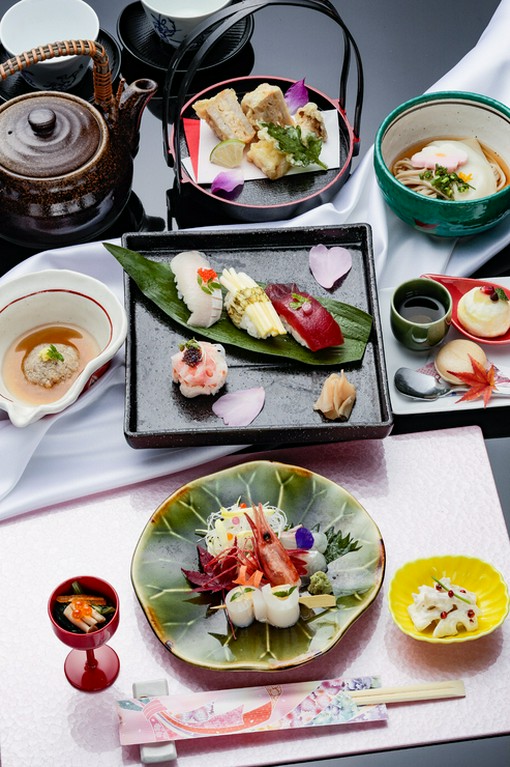 落ち着いた隠れ家で美味な料理に舌鼓を打つ、至福のもてなしを