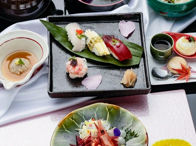 落ち着いた隠れ家で美味な料理に舌鼓を打つ、至福のもてなしを