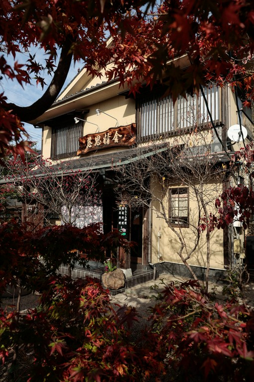 ゆったりとした時間のなかで、こだわりの蓮料理を満喫