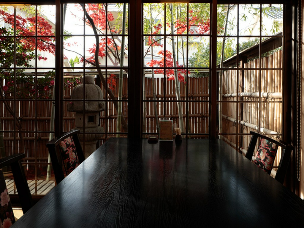 ゆっくりと料理を楽しみながら、家族の語らいを楽しむ　