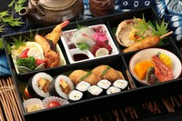 お肉も，お魚も、お野菜も！バランスを考えた
お弁当。高学年～におすすめです。

◆＋324円でミニ茶碗蒸し付き