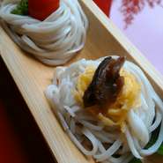 れんこんを粉末にしてうどん粉と練り合わせており
ます。細めのもちもちとした栄養満点のうどんです。
夏は冷たく、冬はあたたかくどうぞ