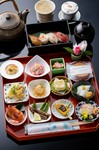 12種類の小鉢料理が目にも鮮やか
平日特別メニュ－に付き、1日限定40食
ご予約はお早めに♪

※ご飯によって価格が変わります

○白ご飯１．８７０円
○炊き込みご飯　２．０９０円
○創作にぎり寿司２．４２０円