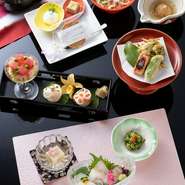 ◆蓮の旬宴コ－ス◆
平日にご褒美を。。
女子会、接待などに人気です。

○白ご飯　２．０９０円
○季節の炊き込みご飯　２．３１０円
○創作にぎり寿司　２．７５０円　※写真