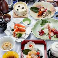 旬の食材を取り入れながら、名物の蓮料理もお楽しみいただけます。珍しい会席は大変ご好評いただいております。