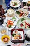 旬の食材を取り入れながら、名物の蓮料理もお楽しみいただけます。珍しい会席は大変ご好評いただいております。