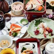 蓮は縁起の良い食材として知られています。
素材にこだわりぬいた当店自慢の会席料理はお祝いのお席に華を添えます。　　　　　　　