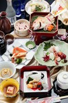 蓮は縁起の良い食材として知られています。
素材にこだわりぬいた当店自慢の会席料理はお祝いのお席に華を添えます。　　　　　　　
