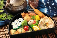 おすすめ♪小学低学年の方まで
お肉も、お魚も、お野菜も！をコンセプトに
お作りしたバランスのよいお弁当です

◆＋324円でミニ茶碗蒸し付き
