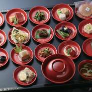 十八品の精進小鉢が並びます！

オプションメニュ－
○＋300円　季節の炊き込みご飯に変更
○＋500円　精進創作にぎり寿司／黒豆おこわ／赤飯に変更
※白ご飯／炊き込みご飯は平日のみです。
