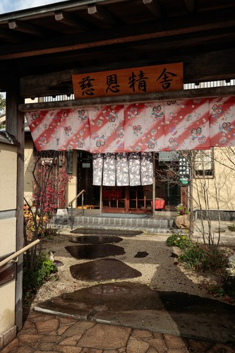 門をくぐると四季折々の庭園が広がります