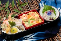 人気のチラシ寿司が入ったお弁当です

◆【つわぶき】穴子の箱寿司／細巻き
◆【さんざし】いなり／細巻き
