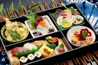 にぎり寿司をメインに、刺身、天麩羅、焼き物
小鉢料理、季節の煮物など和食を極めたお弁当です

