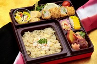 蓮勝と季節の創作料理のお弁当
ご飯は季節の炊き込みご飯です♪

※白ご飯　1.３００円
※赤飯　　1.６００円
