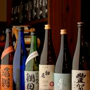 長野県は酒蔵が全国で二番目に多い県です。各酒蔵の杜氏が腕を競って美味しい酒を造っています。季節ごとに代わる地酒と、特に希少で美味しく選んだこすげの隠し酒をご用意してます。詳しくは地酒担当の女将まで！