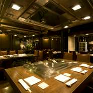 広々とした店内には、肉の焼ける音と香りが漂い、美味しい料理とお酒を存分に楽しむことができます。落ち着いた雰囲気の中、ゆっくりとお食事をお楽しみください。