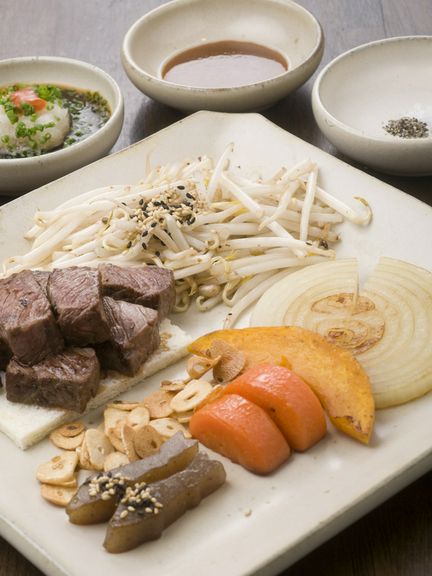 厳選したステーキを堪能『レンガ亭ロースステーキセット』