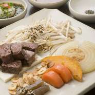 厳選した輸入牛を使用。国産に劣らぬ旨みとやわらかさを堪能できます。お手頃なステーキをお楽しみください