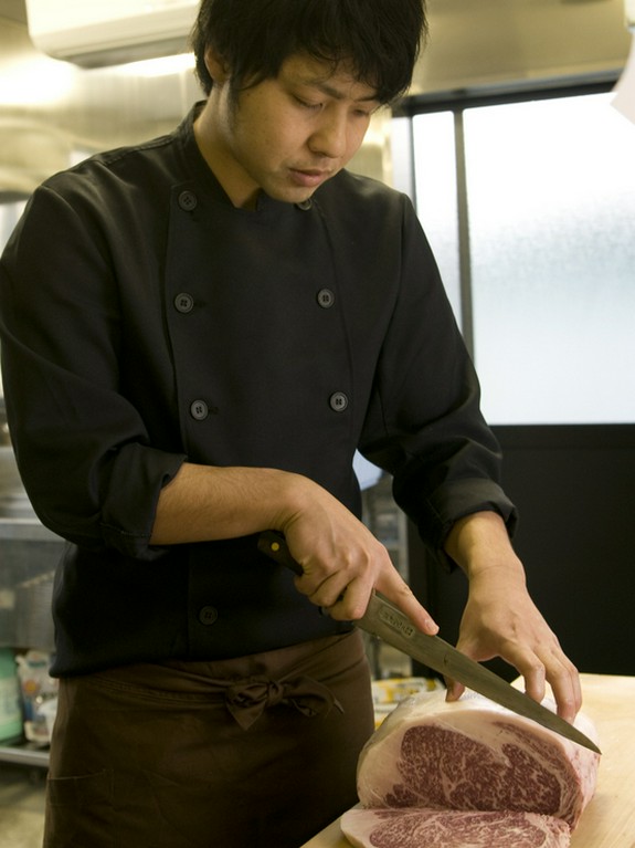 極上の肉料理と、女子も満足のヘルシーなメニューを用意