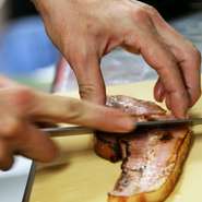 食材の鮮度に自信のある【力の蔵】　卸から直送する肉を使用する、串焼き、肉の刺身などはほかの店と一味違います。新鮮でジューシーな肉の味を堪能できます。
