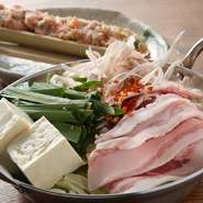 しょう油ベースなのでさっぱり食べられる『ぶた鍋』は、ひき肉でつくったつくねにダシが浸み込み絶品です。