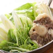 牛テールのダシとコクが出た鍋は、野菜もおいしくいただけます。