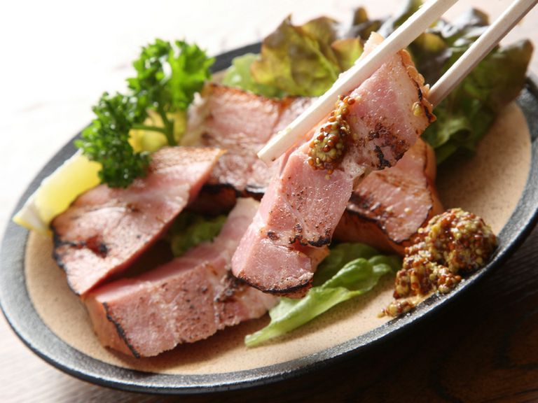 ビールを相性の良い『厚切り炙りベーコン』