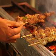 【力の蔵】　に勤務して12年目を迎える店主の藤井晋也さん。もともと飲食業に興味があり、お客として入った【力の蔵】　の味と店の雰囲気に魅了され、そのまま働くことになりました。【力の蔵】　は、新鮮な肉料理が特徴の店とあって、肉の取り扱いには自信あり。その味付けには、常連客も納得しています。店内が活気ある雰囲気であることは、藤井さんの自慢のひとつ。「だれもが居心地良く、楽しめる店にしていきたい」そうです。