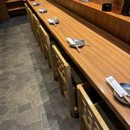 カウンターで会話を楽しみながら