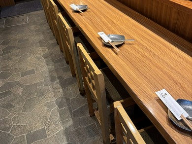 カウンターで会話を楽しみながら