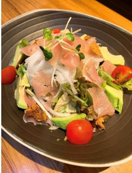 アボカドと生ハムのシーザーサラダ