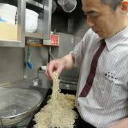 そばの実をお店の石臼で挽いて、丹精こめて打ったそばの味は格別です。また、水にもこだわりが。精製水を使っただしは臭みがなく、そばもつゆも美味しく仕上がります。