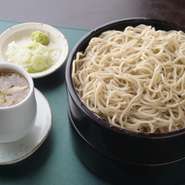 スパイシーで熱々の「カレー汁」、鴨の旨みがたっぷりの「きざみ鴨汁」、そしてだしのきいた「もりつゆ」や「季節の汁」。4つのオリジナルのつゆがおそばの味を引き立てます。