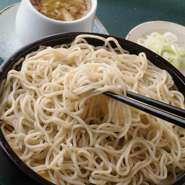 脂がたっぷりのった鴨のお肉を刻んで作った濃厚なつゆ。おそばにたっぷりとからむ鴨の旨みは絶品です。　1350円(税込み)