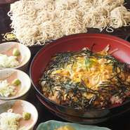 2.5人前の板そばと直径50cmの大きな器に入った親子丼。家族や仲間とご一緒に。（味噌汁、お新香付き）　4200円(税込み)