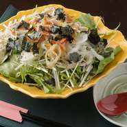 新鮮な野菜におからの裏ごしを添えた『豆富サラダ』は17時以降限定。自家製和風ドレッシングがマッチ。
