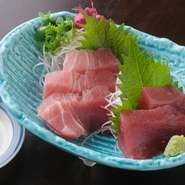 新鮮なマグロの刺身や揚物などは夕方から。『そばコロッケ』など「そばで作った一品」も。
