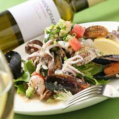 シーフードのサラダアンチョビドレッシング