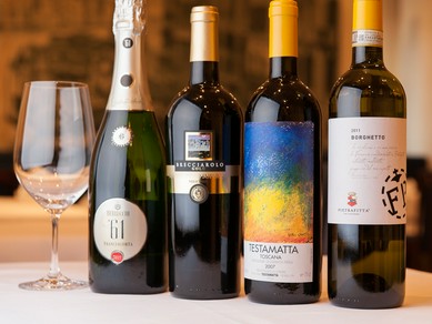 料理に合う豊富なワインを各種用意しています