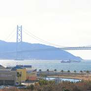 眼前に広がる瀬戸内海、明石海峡大橋は壮観のひと事。さらに、ディナータイム時の夜景は、ある種の感動さえ覚えます。