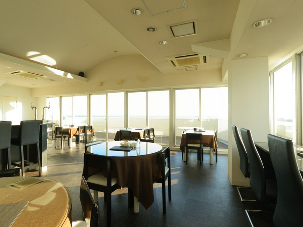 コース料理や、自慢のホルモン鍋などの鍋料理も充実しています