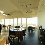 最大56名まで収容できる店内は貸切にも対応。コース料理や鍋料理などが充実しているので、結婚式二次会や打ち上げ、宴会などに利用されています。また、女子会や合コンの場所としても重宝されています。