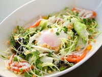 上にのったトロトロの温泉たまごと、新鮮で甘みのある野菜を一緒に食べてみてください。