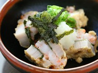 サクサクとしたれんこんの食感の後に、ぷりぷりのエビの身の甘さが口の中に広がります。